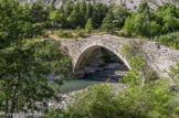 <center>Le pont du Moulin.</center>Le pont vu de la rive gauche. L’intrados de l’arche principale montre des niches (4 sur chaque coté) à environ 2 m de sa naissance, probable appui pour le gabarit  de bois pour la construction de l’arche.