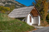 <center>Thorame Haute.</center>Chapelle Saint-Joseph. Bien que citée dans les visites pastorales de l'évêque de Senez, Mgr Soanen, au début du XVIIIe siècle, l'origine de cette chapelle nous est inconnue. Elle appartient à un ensemble d'oratoires, de chapelles et de croix qui signalent et protègent l'arrivée dans le village.