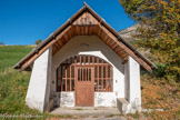 <center>Thorame Haute.</center>Chapelle Saint-Joseph. Son architecture typiquement alpine la désigne à la fois comme abri pour les voyageurs et comme oratoire, ouvert par une claustra de bois tourné qui laisse voir la statue du saint à invoquer pour se protéger.