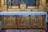 <center>Thorame Basse.</center>La face antérieure de l'autel est divisée en trois par des colonnes corinthiennes, sous chaque arcature ainsi délimitée, est figuré un personne en pied : au centre, le Christ en Bon Pasteur, saint Mathieu à gauche (homme) et saint Luc à droite (taureau).