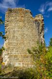 <center>Tour de Piegut.</center>Murs en bossages. Cette tour actuelle a été partiellement démolie en 1596 et se situe plus haut que Piegut, sur le Podium Acutum », point haut de forme conique, qui domine la Vallée des Thorames.