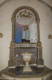 <center>L'église Saint Blaise</center> Les fonts baptismaux, avec encadrement de colonnes et deux statues : Saint Jean-Baptiste et le Christ. 18e siècle, 19e siècle.