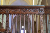 <center>L'église Saint Blaise</center>  Clôture formée de colonnes supportant une architrave. Partie droite.