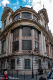 <center>L’opéra de Nice. </center>La rotonde d'angle avec ses verrières. Elle fait le lien entre les façades nord et est : à l'origine l'entrée principale de l'opéra y était située. Avec ses colonnes à bossage et ses grandes verrières, ellee donne un effet de verticalité et de majesté à l'édifice. A son fronton se lit l’inscription Heic blandis animum ludis recrare juvent Et risu et lacrymis oblectans scena docibit (En ce lieu, on aimera à relever l’esprit par des pièces charmantes. La scène instruira en divertissant aussi bien par le rire que par les larmes).