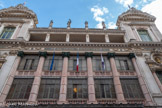 <center>L’opéra de Nice. </center>En 1776, la famille Maccarani construit un théâtre sur le site actuel de l'opéra, mais il est démoli en 1826 et  reconstruit deux ans plus tard pour qu’une salle plus grande et plus confortable soit digne des riches étrangers qui viennent hiverner à Nice. L'architecte turinois Benoît Brunati avait conçu un plan très simple, conçu sur le modèle du Teatro San Carlo de Naples, inscrit dans une architecture néo-classique. Le Théâtre royal associait trois fonctions qui d'ailleurs perdureront après l'incendie de 1881 dans le nouveau bâtiment : la production de spectacle et de concerts, l'organisation de fêtes et de bals, la célébration de grands événements politiques.
Le 23 mars 1881, au début d'une représentation de Lucia di Lamermoor, un terrible incendie détruit entièrement le théâtre et fait soixante-trois victimes. Dès 1882, la municipalité décide de reconstruire un nouveau théâtre sur les cendres de l’ancien, moyennant une extension dont fut victime l'immeuble voisin. Les travaux, confiés à l'architecte municipal François Aune, furent achevés en 1885.