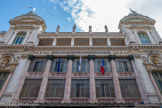 <center>L’opéra de Nice.</center>La façade nord, avec sa colonnade, est composée de cinq travées, avec deux avant-corps surmontés de deux pavillons. ). Tous les autres ornements des façades sont en pierre de Montpaon. Les croisées décoratives des deux avant-corps sont surmontées des bustes de Rossini et de Meyerbeer. Les sertissures en fer des entre-colonnements de la façade et de la rotonde attenante enchâssent des vitraux en cristal granulé de l’émailleur-verrier Fassy de Nice.