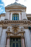 <center>L’opéra de Nice.</center>Avant-corps de gauche (côté est).  Dans le cartouche est inscrit Poésie Lyrique.