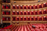 <center>L’opéra de Nice.</center>La grande salle est disposée en « fer à cheval ». C'est une salle dite « à l'italienne », où l'assistance est mise en scène autant que les artistes. De dimensions spectaculaires (19 mètres de large et 23 de long) elle occupe les trois quarts du volume du bâtiment. Elle peut contenir près de 1300 spectateurs. Les tonalités rouge et or ainsi que le grand lustre soulignent aussi l’inspiration italienne. A gauche, les baignoires.