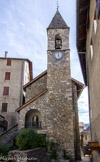 <center>Beuil</center>L'église Saint-Jean-Baptiste (1687). Façade en appareil irrégulier à joints fins incluant dans l'angle sud-ouest un clocher-tour à unique étage, campanaire et flèche pyramidale de pierre. Sur le linteau de la porte figure la date 1687. Une niche-balcon surmonte le portail d'entrée et correspond au vestibule.<br>Si le clocher est un bel exemple du prolongement du modèle roman « lombard » à la fin du XVIIe siècle, la façade a été fortement remaniée au début de la seconde moitié du XXe siècle.