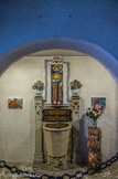 <center>Valbergl</center>Sur la droite se troiuvent  les fonts baptismaux. Le dessin du baptistère orné de motifs en majolique, réalisé par la céramiste Marcelle Neveu, est signé de Paul Labbé. Deux motifs floraux surmontaient des piliers latéraux encastrés dans le mur, tandis qu'une colombe surmontait la cuve baptismale en pierre claire.