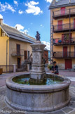 <center>Péone</center>La place de la Mairie. La fontaine de 1908.