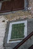 <center>Péone</center>Au-dessus de la fenêtre, un rucher-placard.