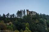 <center>Guillaumes</center>Le chateau est attesté au XIIIe siècle. Il résulte d'une reconstruction vers 1230 ou 1250. Il est  dit de la Reine Jeanne mais il s'agit d'une légende.