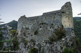 <center>Guillaumes</center>Pour protéger la cité, le Roi René  (Guillaumes est resté rattaché à la maison d'Anjou en 1388) fît bâtir selon la tradition ou plutôt remanier vers 1450 un château-donjon formant citadelle sur les hauteurs escarpées.
En 1574 le roi de France installe deux compagnies dans le château. Vauban prescrit des travaux qui le rendent 