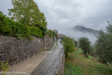 <center>Chapelle saint Antoine.</center>La route qui monte au village. On distingue deux types de chapelles : celles à l’entrée du village, dites « protectrices ». Ainsi les Chapelles Saint Jean, Saint Antoine l’ermite, Saint Michel et Saint Roch se situent aux quatre points cardinaux et veillent sur le village
Puis celles éparpillées dans les campagnes dites les « chapelles éloignées ». Elles permettaient aux habitants d’accomplir leurs dévotions lorsqu'ils étaient aux champs, loin du village : Sainte Anne, Saint Sébastien, Saint Antoine de Padoue.