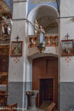 <center>L’église Sainte Marie </center>Un des deux bénitiers en pierre taillée de 1572. Statue de Jeanne d'Arc. Deux tableaux du chemin de croix avec au-dessous deux croix de consécration.