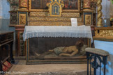 <center>L’église Sainte Marie </center>Autel du Mystère du Rosaire. Peinture d'un gisant.