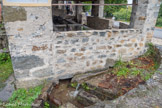 <center>La Tour-sur-Tinée. </center>Le lavoir. L'évacuation se fait à l'ouest vers une fosse de récupération.