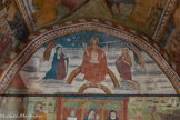 <center>Chapelle des Pénitents blanc</center>En haut, une représentation du Jugement dernier s'inspirant de l'Évangile de saint Matthieu et de l'Apocalypse de saint Jean. Le Christ-juge est placé au centre. Il domine et préside la scène, s'appuyant sur deux arcs-en-ciel concentriques représentant les nuées, avec de part et d'autre des anges faisant retentir leurs trompettes pour rassembler les élus des quatre vents à l'ordre (« Debout les morts, venez au Jugement de Dieu »). Son manteau est ouvert, ses bras levés pour montrer les stigmates. À sa gauche, à hauteur de sa bouche a été placée l'épée à deux tranchants de l'Apocalypse. De sa bouche sortent les paroles du récit de l'Évangéliste. A ceux qui sont à sa droite : « Venez les bénis de mon Père, prenez possession du Royaume qui est préparé pour vous depuis la création du monde. » et à ceux qui sont à sa gauche : « Retirez-vous loin de moi, maudits ! Allez au feu éternel qui a été préparé pour le démon et pour ses anges. ».  À sa droite est placé une tige de lys, entre Lui et la Vierge agenouillée et priant. De l'autre côté se tient saint Jean-Baptiste agenouillé en prière.
