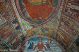 <center>Chapelle des Pénitents blanc</center>Sur le mur du fond est peint une représentation du Jugement dernier. Sur les côtés la Passion du Christ. Le début se trouve sur la rangée du haut, côté du jugement dernier, puis on passe de l'autre côté, en partant de l'entrée. Ensuite on passe à la rangée du bas. Au plafond, le Christ en majesté entouré des symboles des quatre évangélistes.