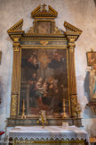 <center>L'église Saint-Martin. </center>Retable de l'Adoration de l'Enfant Jésus par un franciscain (aussi appelé  La Sainte Famille et saint Antoine de Padoue) peint par Barthélémy Puppo de Menton (1662). Autel et retable en bois en partie sculpté, polychrome, doré. Colonnes cannelées et fronton brisé polychromes. La Vierge Marie et Joseph présentent l'Enfant-Jésus, à un moine franciscain, que guide Anne, la mère de Marie. La scène se vit dans la lumière qui vient d'une Colombe., symbole de l'Esprit Saint, entourée d'angelots en adoration..