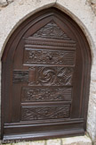 <center>Le village.</center>La porte de la maison des Riquier est ornée de bas- reliefs.