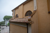 <center>Eglise Notre-Dame de l'Assomption</center>Les bas-côtés couverts de tuiles vernissées révèlent la présence à l’intérieur de chapelles latérales de chaque côté de la nef unique.