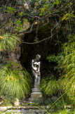 <center>Jardin Hanbury</center> La Fontaine du Dragon. La statue en marbre appelée 