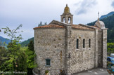 <center>Castillon</center>L’exiguïté et l’escarpement du terrain ont contraint l’architecte à réaliser un narthex coudé en terminaison de la courte nef.