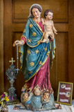<center>Castillon</center>Vierge en bois de chêne recouvert de plâtre pour pouvoir la peindre. Cette façon de faire et l'attitude de l'Enfant qui  s'accoude sur l'épaule de la Vierge démontre que cette statue est du XIVe siècle.