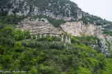 <center>Le viaduc du Caramel</center> Au Sud se dresse le viaduc du Caramel, un ouvrage imposant qui fut édifié de 1908 à 1910 pour la ligne de tram reliant Sospel à Menton.