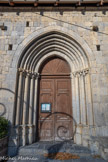 <center> Eglise de Saint-Martin-d'Entraunes </center> Les claveaux supérieurs de l'archivolte du portail sud sont ornés de croissant, de soleil et glaive cruciforme, symboles templiers, ce qui leur a fait attribuer la construction de l'église.