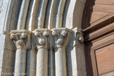 <center> Eglise de Saint-Martin-d'Entraunes </center>  Les consoles et les chapiteaux sont sculptés de figures, crochets et boutons dont le style n'est pas antérieur à la fin du XIVe siècle.