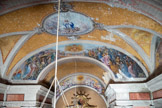 <center>Guillaumes. Église Saint Étienne. </center> L’arc triomphal, monumental, est décoré d’une fresque, représentant la Sainte Vierge accueillie par les anges, exécutée en 1898 et restaurée par Guy Ceppa en 1995.