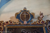Saint-Sauveur-sur-Tinée <br>Le retable des Âmes du Purgatoire : le médaillon sommital encadré à l'origine de deux angelots dont un seul subsiste.
