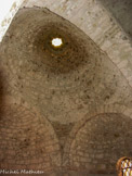 <center>L’île Saint-Honorat </center> La chapelle de la Trinité. La chapelle est voûtée en berceau dans sa nef, et au niveau du chœur avec une coupole. Cette coupole est une spécificité puisqu'elle est surement l'une des premières en occident médiéval à avoir été bâtie. À son sommet se trouve un puits de lumière, ou oculus.