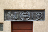 <center> La Brigue</center> N°7 de la rue de La République . Sur le linteau, on peut voir un agneau pascal rehaussé par une couronne torsadée datant de 1477. Il est inscrit : « la mesure c'est l'ordre ».