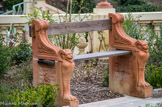 <center>Le jardin Fontana Rosa </center>Banc sculpté en terre cuite à têtes de lions, de Jean Pierre Gaffarelli.