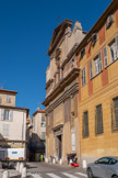 <center>L'église Saint-Martin-Saint-Augustin </center>L’église Saint-Martin est l’une des plus anciennes de la ville basse, elle date au moins du XIIe siècle. En 1405, l’évêque de Nice y installa les ermites de saint Augustin qui adjoignirent un couvent sur le côté est. L’église est entièrement rebâtie dans le style baroque en 1683-1689 et le couvent réédifié en 1716-1719. Le plan elliptique de la nef unique est original à Nice, son décor baroque a été rénové au XIXe siècle. La Pietà du début XVIe est attribuée à Louis Bréa. Le 25 juin 1510 Martin Luther y célébra une messe et le 19 juillet 1808 Giuseppe Garibaldi y fut baptisé.