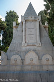 <center>Le cimetière </center>En face de l’entrée, l’émouvante pyramide élevée en hommage aux morts de l’incendie du
Théâtre municipal (remplacé par l’actuel Opéra) du 23 mars 1881.