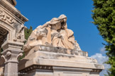 <center>Le cimetière </center>Tombeau de Robert Hudson, premier baron de Borwick.  Sur le toit de la chapelle, une femme voilée éplorée, ou Douleur, est assise sur un large siège adossé à des rochers, la tête accoudée sur son bras gauche. Des plantes grimpantes symboliques, desséchées et mortes, sont visibles des deux côtés du siège et l'accoudoir du bras gauche est recouvert par un long pan du voile.