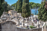 <center>Le cimetière </center>Le   cimetière juif. La tombe la plus ancienne du cimetière est datée de 1540. En dehors de René Goscinny et de Alfred Van Cleef , on y trouve la tombe de quelques personnalités niçoises, dont l’architecte Aaron Messiah (1858-1940), auteur de la Villa Masséna et de nombreuses villas sur la Riviera, en particuliert l’incroyable villa de style Renaissance Ephrussi de Rothschild à Saint-Jean-Cap-Ferrat, ainsi que les temples grecs des familles Auerbach et Landau..