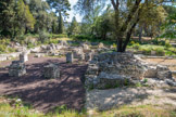 <center>Vestiges de la cathédrale médiévale </center>Remaniée et agrandie au XIIe ou au XIIIe siècle, reconstruite au XVe siècle, ses vestiges ont été mis à jour par plusieurs campagnes de fouilles dont celles de Fernand Benoît dans les années 50.