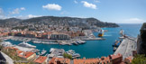 <center>Le port.</center>De gauche à droite : Le mont Vinaigrier, le mont Leuze, le col de Villefranche, le fort du mont Alban, le mont Alban, le mont Boron, le cap de Nice.