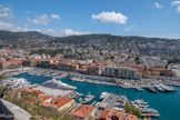 <center>Le port.</center>A gauche, le mont Vinaigrier, le mont Leuze, à droite le mont Alban avec le fort qui fait partie du système défensif de Nice et de la rade de Villefranche, réalisé par le duc de Savoie Emmanuel Philibert à partir de1557. Le panorama qui se présente devant vous n'a pas toujours eu le même acheté. Ainsi par le passé le Paillon, ce fleuve qui débouche aujourd’hui à l’ouest de la colline du château se jetait ici à l’emplacement du port.
S’il n’était canalisé par la main de l'Homme, sans doute alternerait-il encore entre ces deux tracés et isolant, comme cela se passait encore au XVIIe siècle,  la colline du château au milieu d'une zone marécageuse. Mais bien plus en arrière dans le temps, l'homme préhistorique a occupé ces lieux : au centre de la photo se trouve le site de Terra Amata, au pied du Mont-Alban, avec des restes d'un campement d'Homo erectus datant, de 400 000 ans.