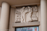 <center>Immeuble de l'ancien Comité des Fêtes</center>La décoration du frontispice de l'entrée s'étale comme une brochure touristique au 5, Promenade des Anglais. Sculpteur : Gérard Choain. Le bas-relief de gauche montre au centre deux figures féminines qui se font face et qui semblent se faire cadeau de fleurs. Celle de gauche revêt une attitude fixe, alors que sa vis-à vis est comme en train de marcher. On peut lire les mots « Fêtes », « Sports », « Carnaval », et « Courses », illustrés par les figures d’un cavalier, d’une automobile, d’unfou du roi et d'un nageur. La partie haute figure sans aucun doute la mer et ses flots, avec l’avant d’un navire et un homme qui fait du ski nautique. La scène vante sans conteste les charmes et attraits touristiques de Nice, qui avaient la faveur des touristes dans les années 1930.