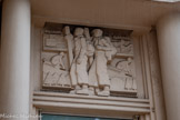 <center>Immeuble de l'ancien Comité des Fêtes</center>Le bas-relief de droite montre cette fois au centre deux figures masculines. Celles-ci se dirigent vers la gauche (on remarquera que l’artiste a habilement alterné la dynamique et l’orientation des personnages centraux, en accordant cependant avec élégance la supériorité numérique aux figures féminines). Ce sont des marcheurs bien entraînés et outillés, avec sacs sur le dos et chaussures de marche. L’énorme barre qu’ils tiennent de leur main droite reste cependant d’interprétation difficile. On peut lire tout en haut du bas-relief les mots « Sports d’Hiver », illustrés par des téléphériques, luges, skieurs , chalet de montagne et sapins. L’image est à nouveau très compacte et organisée, mais son message est limpide : non seulement la région est accueillante l’été, mais il en est de même l’hiver, avec d’autres activités.