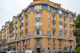 <center>La Pergola</center>36, rue Verdi.  Architecte(s) / Maître(s) d'œuvre : Charles Dalmas. Maître(s) d'ouvrage : M. De La Tour. Immeuble dont la demande de construction date de 1924, et recensé à partir de 1926 dans l'annuaire de la ville. Les motifs floraux dessinés en engravures et très coloré avaient disparus sous des couches de peintures ternes et uniformes. Ils on été restaurés par la société AD Affresco. Les façades se présentent aujoud'hui telles qu’elles étaient dans les années 20. La porte d’entrée et la fenêtre au-dessus de la porte d’entrée sont ancadrées par un magnifique tapis de tesselles de céramiques vernissées.