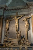 <center>Puget-Théniers</center>Eglise Notre-Dame de l'Assomption. Groupe la Crucifixion. Le Christ est entouré des deux larrons (Dimas le bon, à sa droite, et Gestas le mauvais) entravés à des pièces de bois, leurs jambes profondément entaillées.