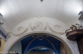 <center>Puget-Rostang</center>Eglise de la Trinité. L’arc triomphal est animé par les trois vertus théologales : « Charité, Foi, Espérance » (le calice, la croix et l’ancre) encadrées par des têtes d’angelots. La décoration est en stuc.